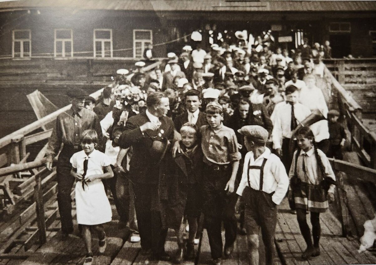    В родном Василёве, в 1937 году переименованном в посёлок Чкаловск, лётчика-героя принимали как дорогого гостя