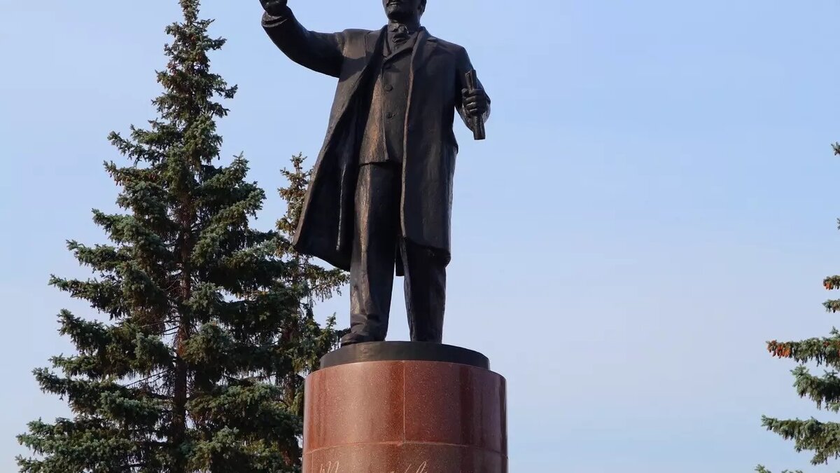 Ryazan: Lenin monument Lenin in a classic pose on a namesa. Flickr