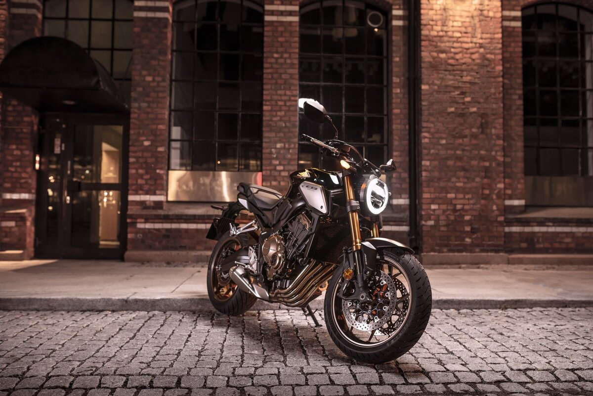 На втором месте — Honda CB (4,3 тыс. шт.).