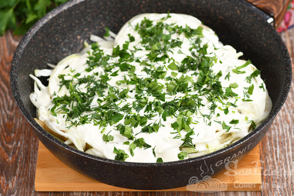Закрываю рыбу луком, сметаной и готовлю на плите (просто, быстро и очень вкусно)