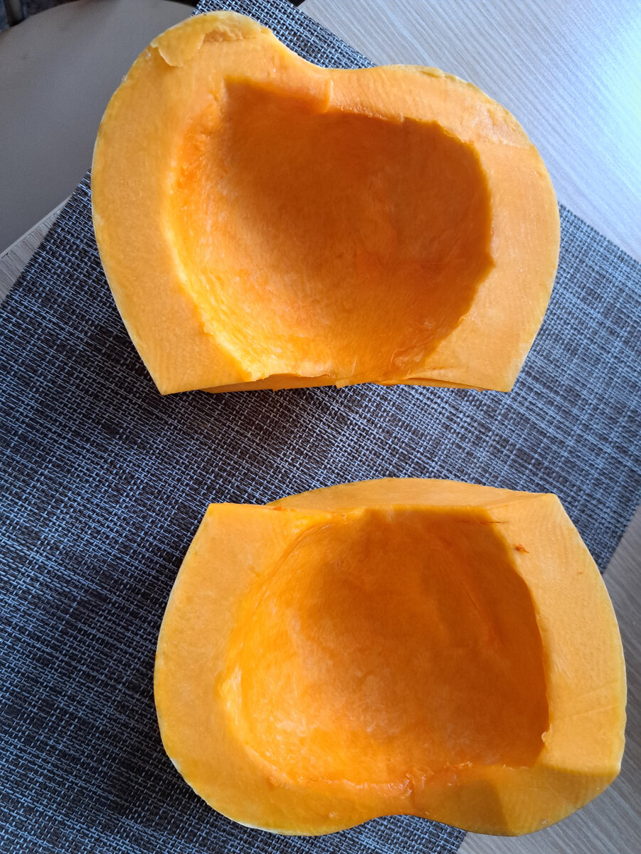 Две половинки тыквы со шкуркой и без семечек, Фото автора