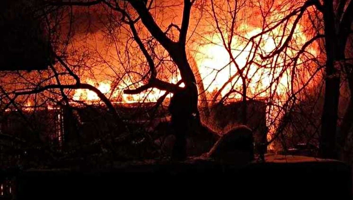 Сосед спасай. Кричит с балкона. Привет сосед мишка. Сосед спасай. Дом соседа хеллоу нейбор 2.