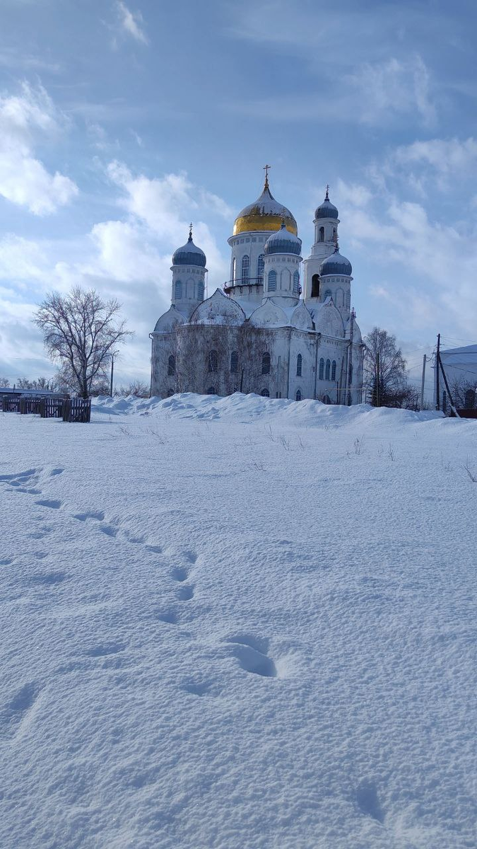на фото храм Вознесения Господня в Каслях