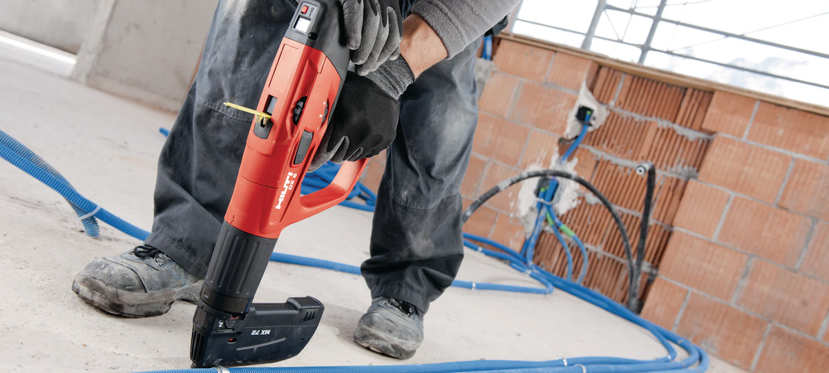 Стройка крыши. Строительство. Строящий монтаж. Строящий монтаж. Строительные леса на стройке.