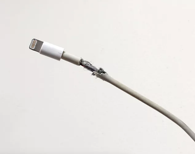 Разрушение оригинального кабеля Apple