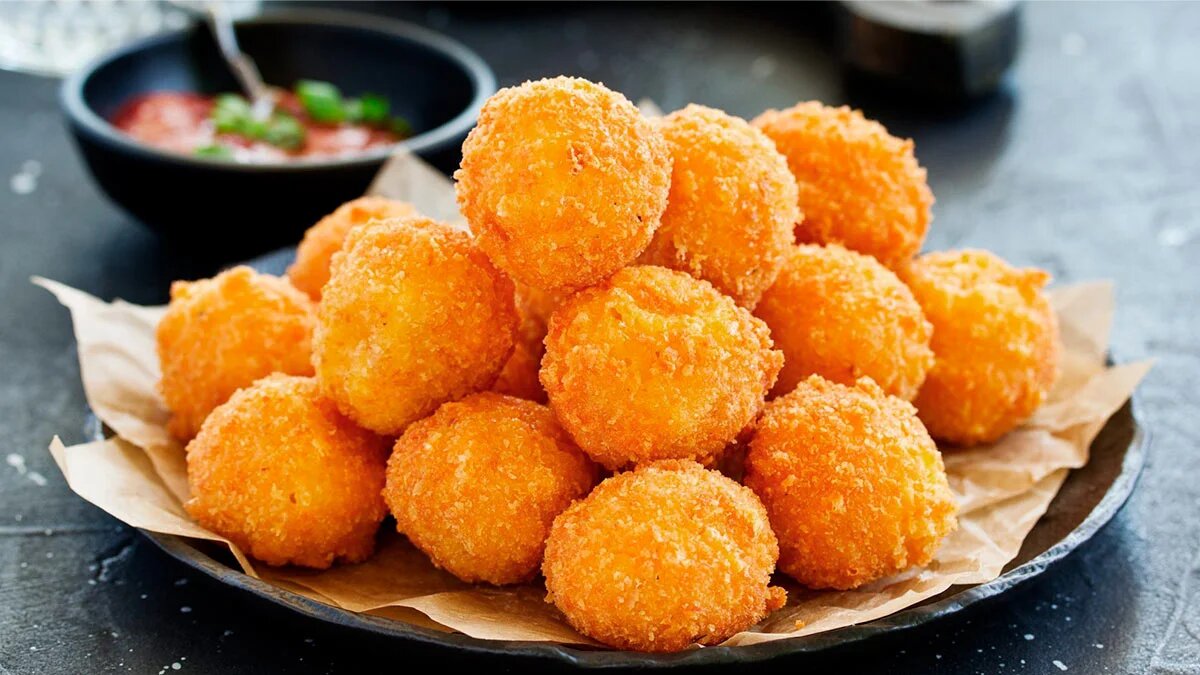 Шарики в панировочных сухарях. Шарики в панировочных сухарях. Лазерсон сырные шарики. Сырные шарики в панировочных сухарях. Шарики в панировочных сухарях.