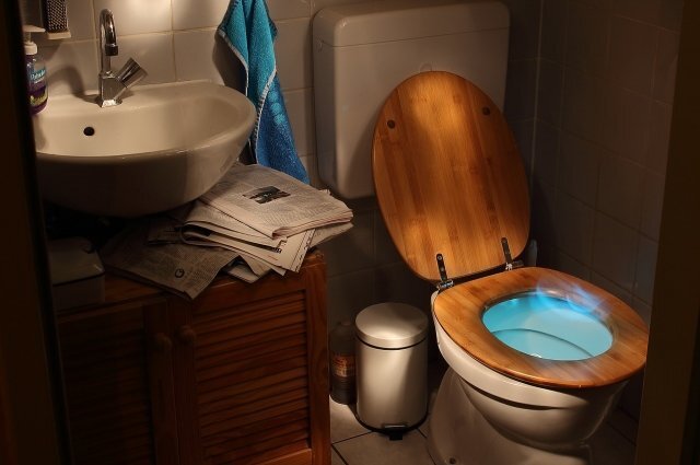    Насколько разлетаются бактерии из унитаза при смывании?