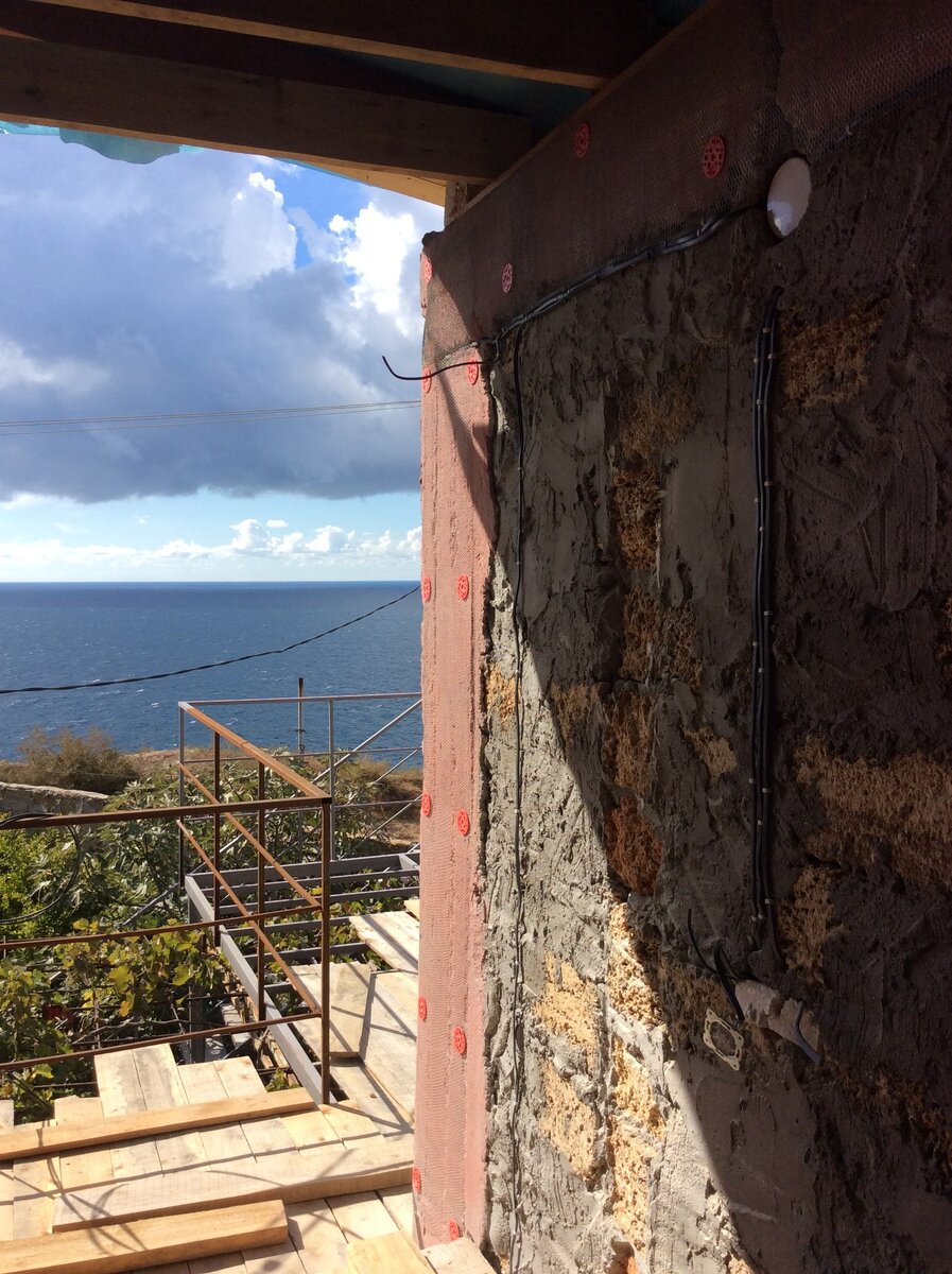 Шикарный вид со второго этажа, открытой летней веранды. И проходные выключатели с первым этажом.