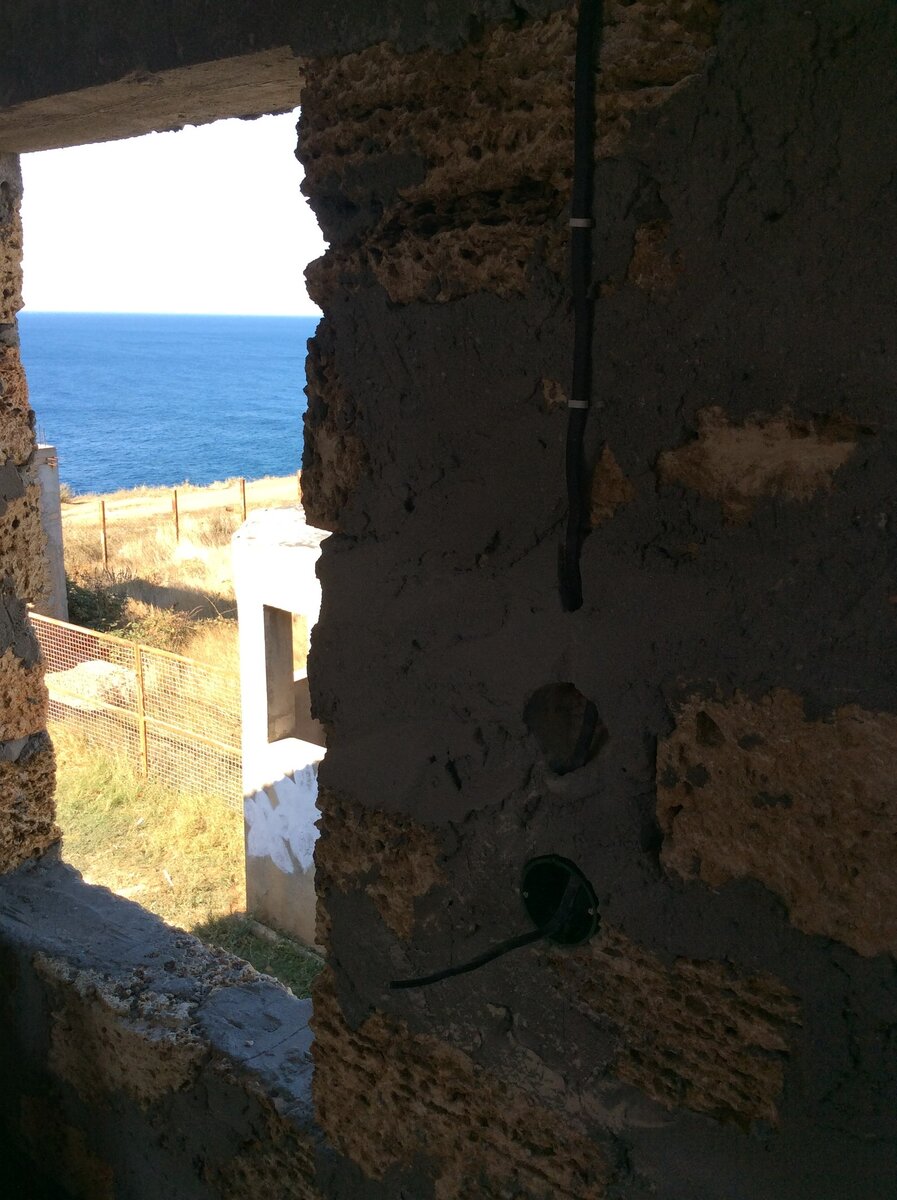 Вид из окна в спальне дома.