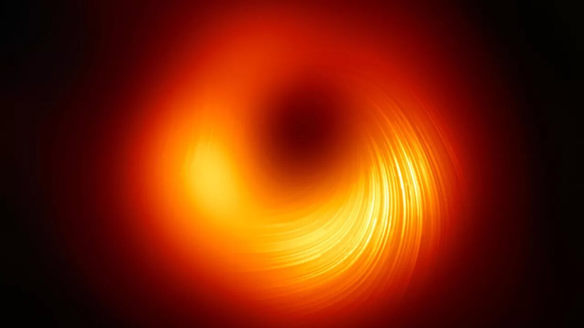 Сверхмассивная черная дыра в центре галактики М87 CC BY 4.0 / Event Horizon Telescope / A view of the M87 supermassive black hole in polarised light (cropped image)