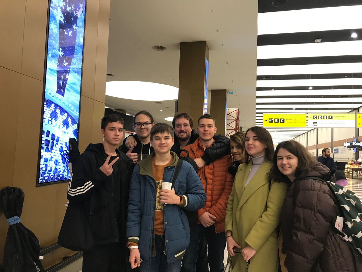 Группа оркестра Ансамбля Локтева в Шереметьево после возвращения с гастролей в Сыктывкаре 