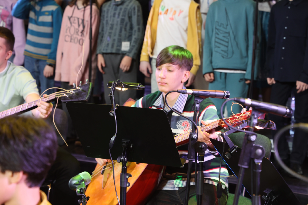 Контрабасист на репетиции в Кремлевском дворце, 2023 год 