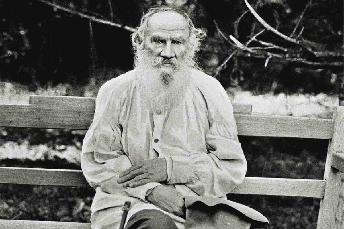Лев Толстой, несомненно, вписал свое имя в историю литературы как один из величайших писателей всех времен.-2