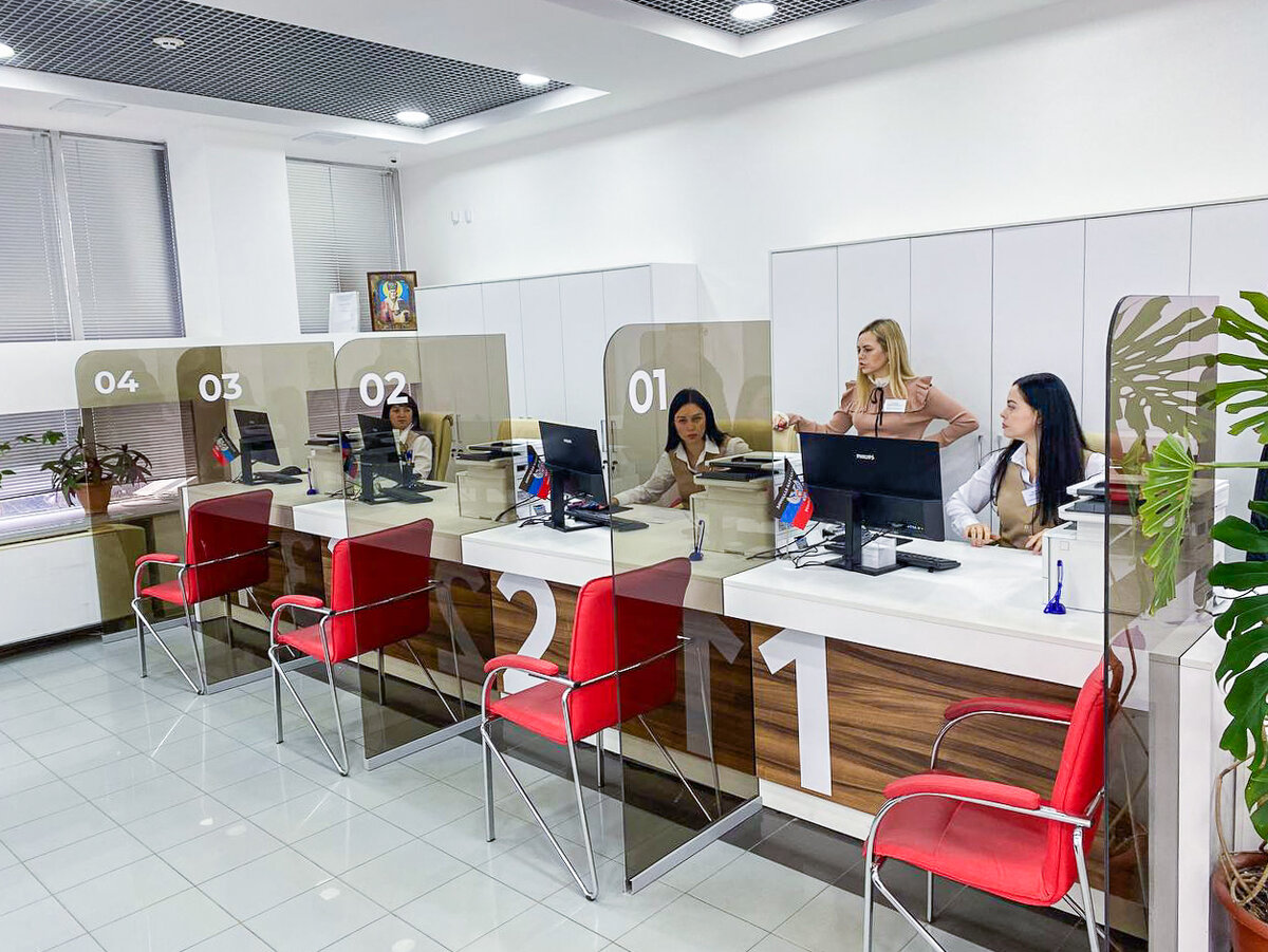 Предприятие которое работает в городе. Предприятие которое работает в городе. Рабочий на заводе. Байкальская лесная компания логотип. Рабочий цех.