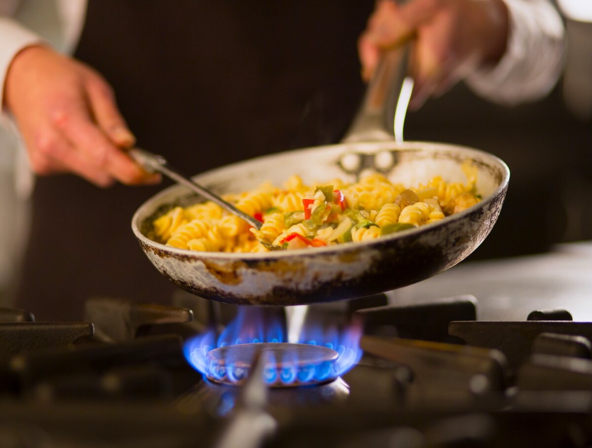 На газовой плите можно жарить и помешивать пищу над пламенем