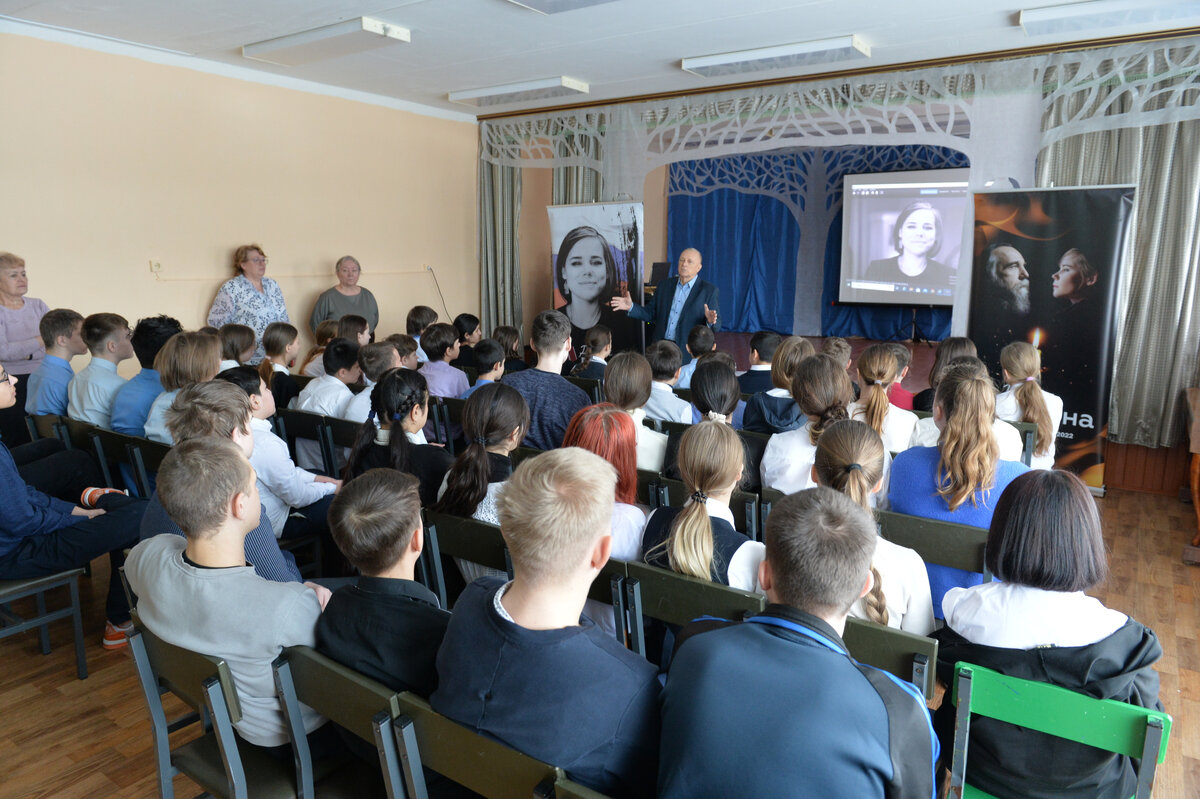 Ребенок за компьютером. Ученик за компьютером. Интернет в образовательном учреждении. Безопасность в интернете. Интернет в образовательном учреждении.