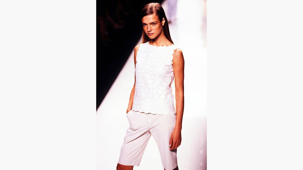 George Chinsee / Penske Media via Getty Images📷Наталья Водянова на показе коллекции Spring 2002 Ready-to-Wear бренда Michael Kors