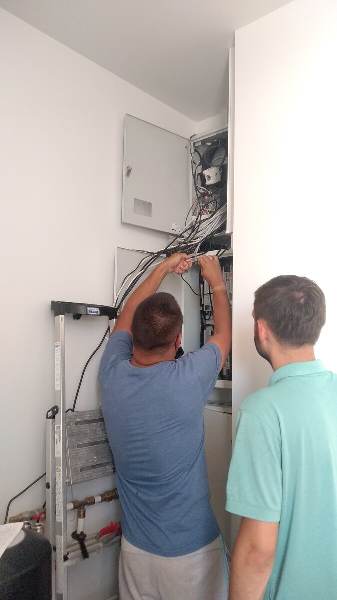 На монтаже. Сборка и организация слаботочного щитка после работы предыдущей бригады строителей.