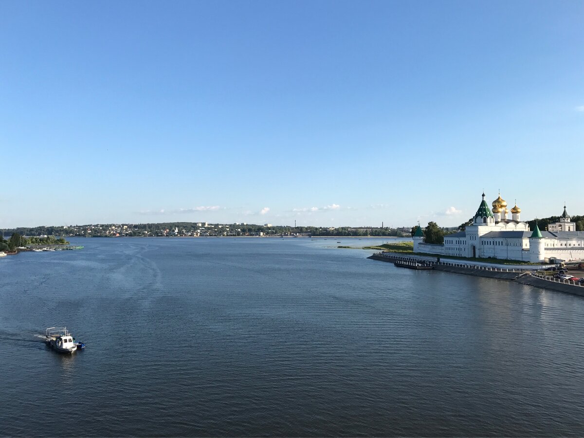 Никогда не останавливайтесь на мосту - даже если вы под впечатлением от видов Костромы.