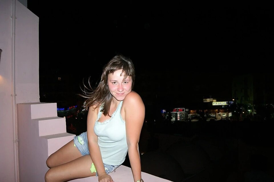 Девушка вставляет тампон. Как вставить тампоны первый раз. Как правильно ставить девушку. Как вставить пумпон для месячных. Как правильно ставить девушку.