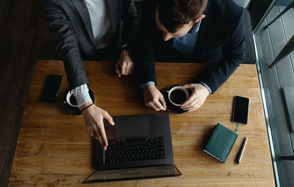 <a href="https://www.freepik.com/free-photo/two-businessmen-pointing-laptop-screen-while-discussing_7627611.htm#page=2&query=%D0%B4%D0%B5%D0%BB%D0%BE%D0%B2%D0%B0%D1%8F%20%D0%B2%D1%81%D1%82%D1%80%D0%B5%D1%87%D0%B0&position=0&from_view=search&track=ais&uuid=a61c4399-2f81-44e2-9943-943e96d450ae">Image by ArthurHidden</a> on Freepik