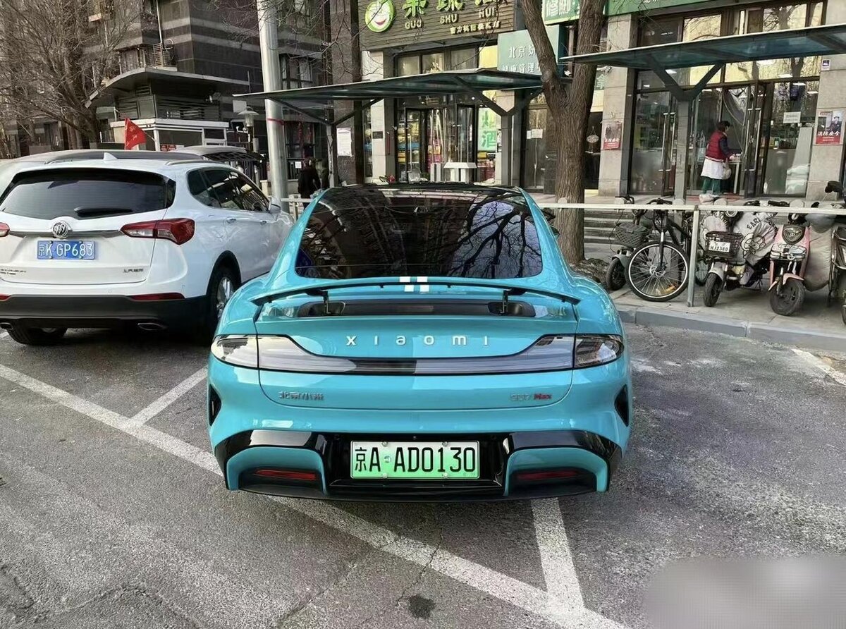 Фото xiaomi su 7 на дорогах Китая
