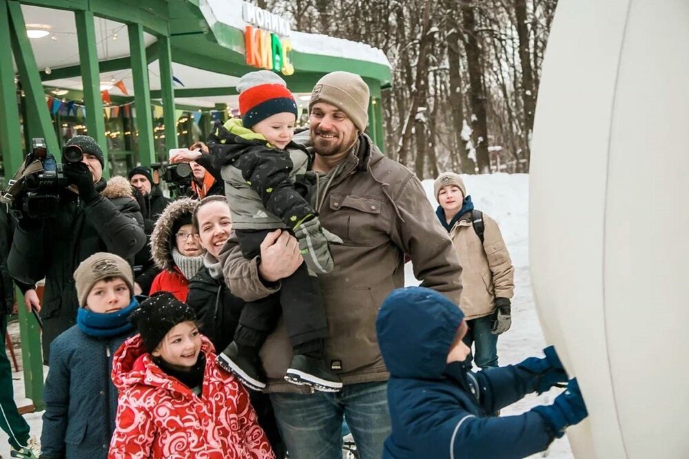 украшение участка в детском саду. прогулочная площадка в детском саду. поделки на участок в доу. украшение площадки в детском саду. макет пдд для детского сада.