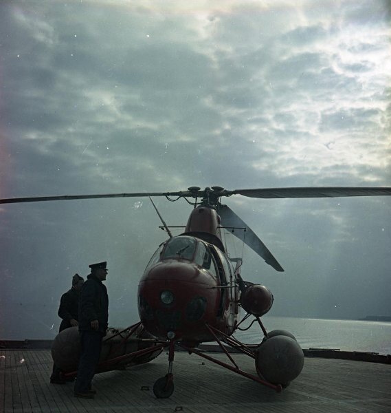 Bell uh-1 iroquois. Uh-1 хьюи вьетнам. Вертолет uh-1 хьюи во вьетнаме. Совётский вертолёт ми1. Ми1 вертолет советский 1948.