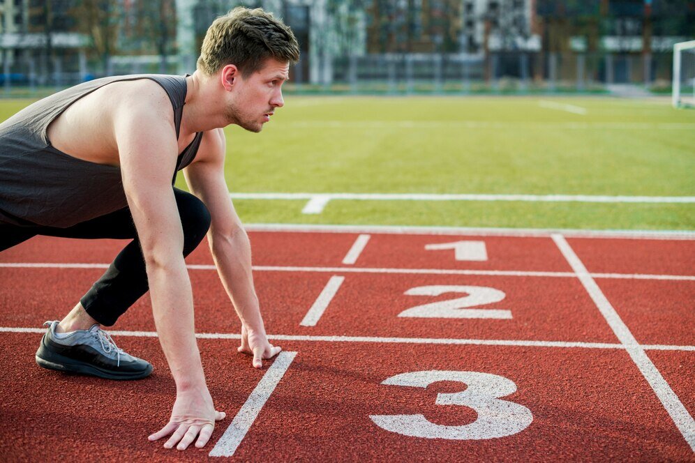 Спортсмены новости. Спортсмены. Спортсмен на старте. Старт. Мужчина на старте.