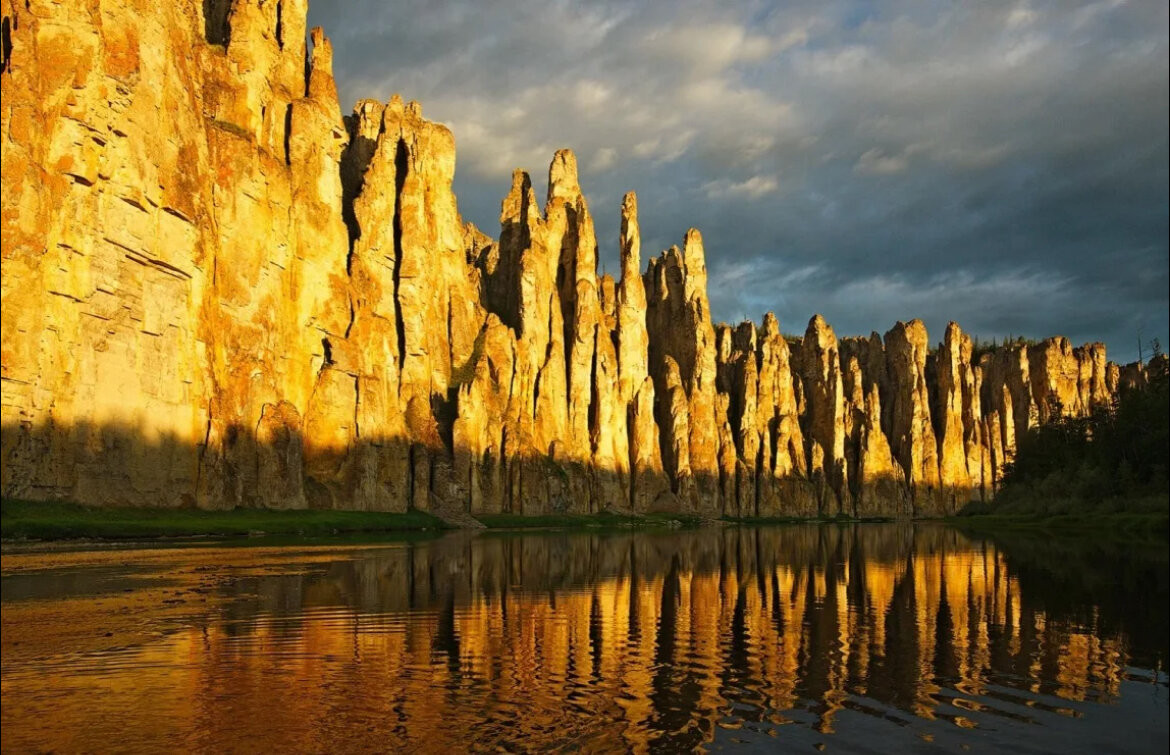Река синяя якутия. Столбы на реках в якутии. Ленские и синские столбы в якутии. Ленские столбы синский участок. Парк ленские столбы якутия.
