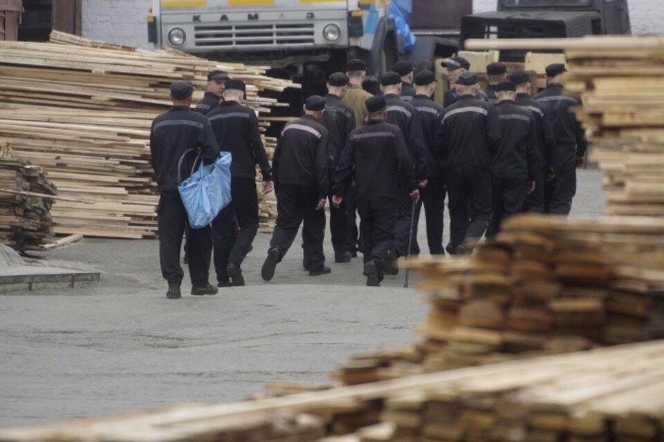 Сбежали два заключенных. Они разыскиваются полицией. Сбежали двое заключенных. Сбежали двое заключенных. Сбежали два заключенных.