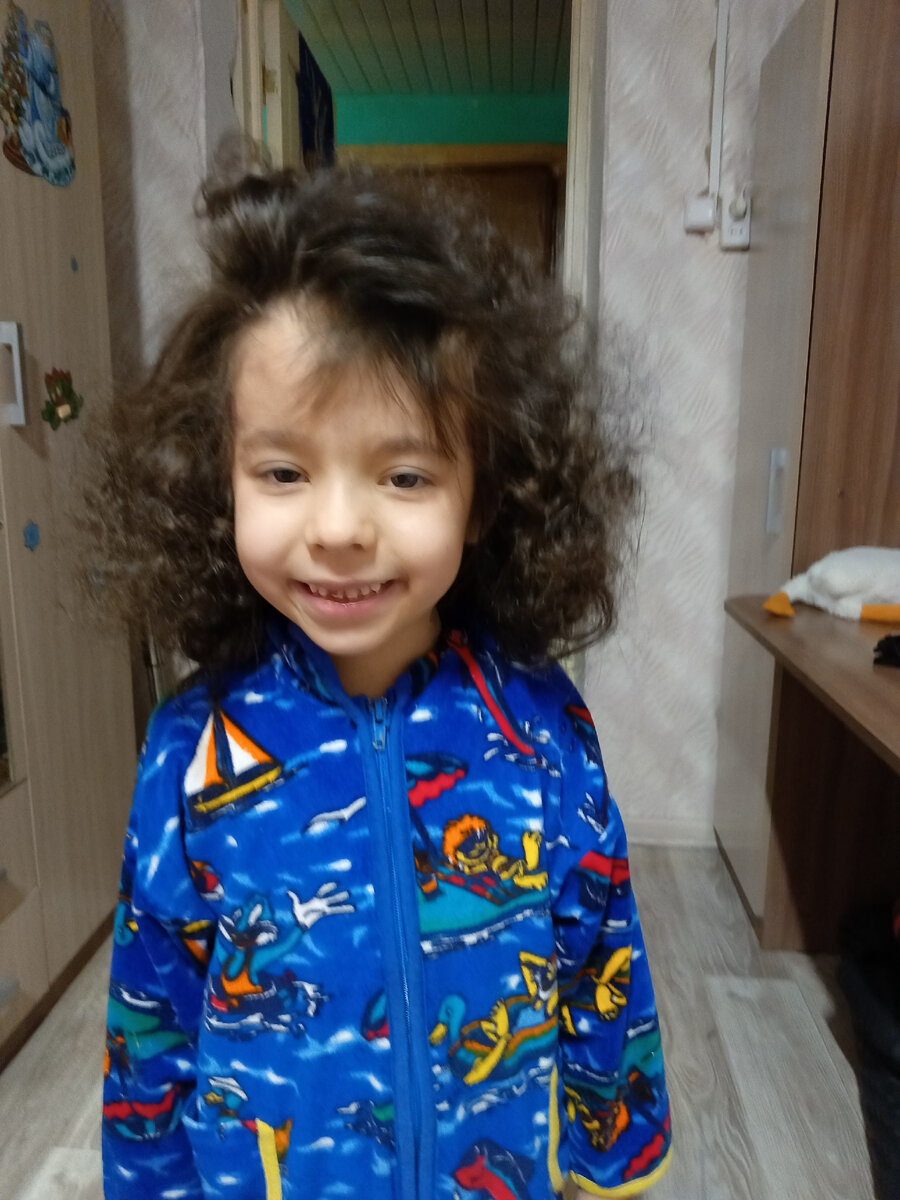 Пластиковые окна ребенок. Ребенок один. Нянька для детей. Ребенок кричит. Девушка с мыльными пузырями.