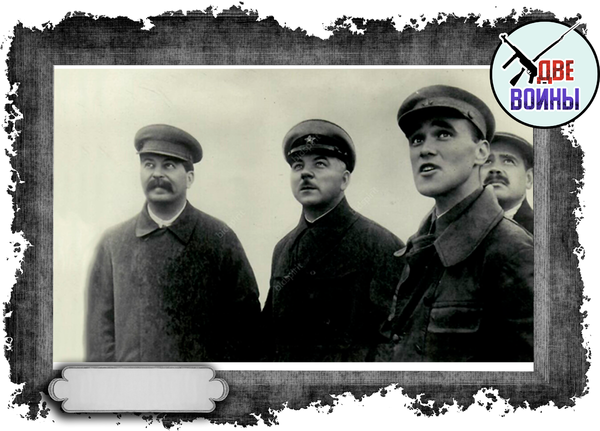 Яковлев – справа на переднем плане. Тушино, 12 июля 1935 г.. Фото в свободном доступе.