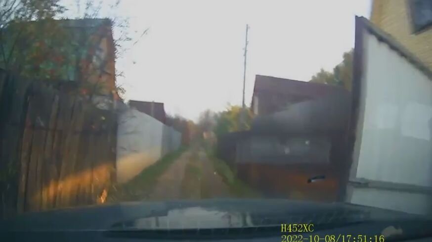 Жестяная калитка не выдержала натиска мощного "Дастера". Но и агрессору тоже досталось