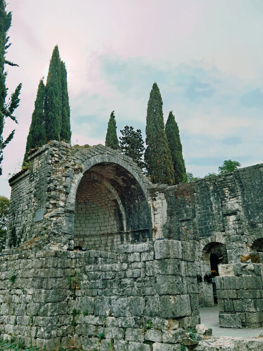 Вид на алтарный свод и южную стену.