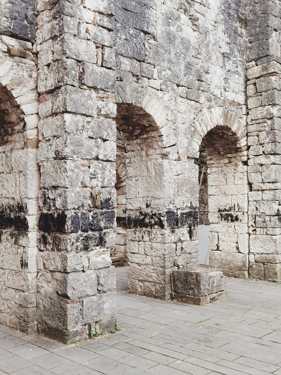 Южная стена сохранилась лучше всего.