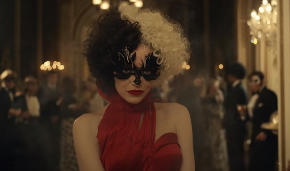 круэлла. эмма стоун круэлла де виль 2021. баронесса круэлла 2021. песня из круэллы. песня из круэллы.