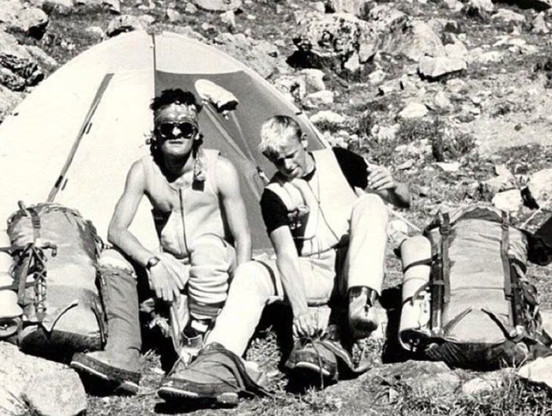 Джо Симпсон и Саймон Йейтс в базовом лагере перед восхождением.