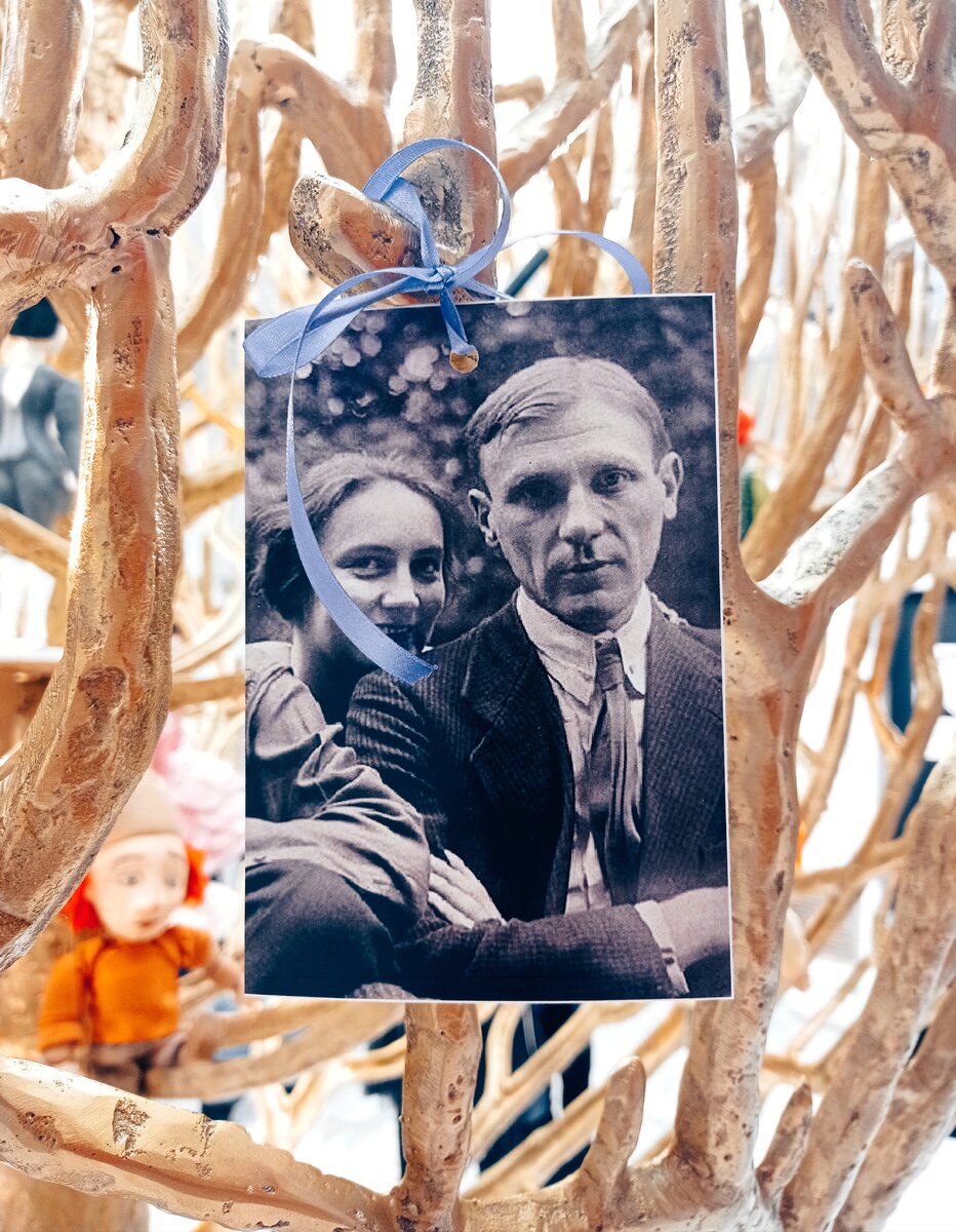 На дереве развешаны фотографии Михаила Афанасьевича в разные годы его жизни