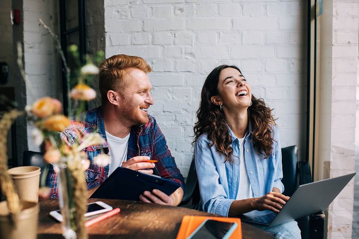 Здорово, если с коллегами можно поговорить не только о работе. Беседы на посторонние темы помогают перезагрузить мозг📷
