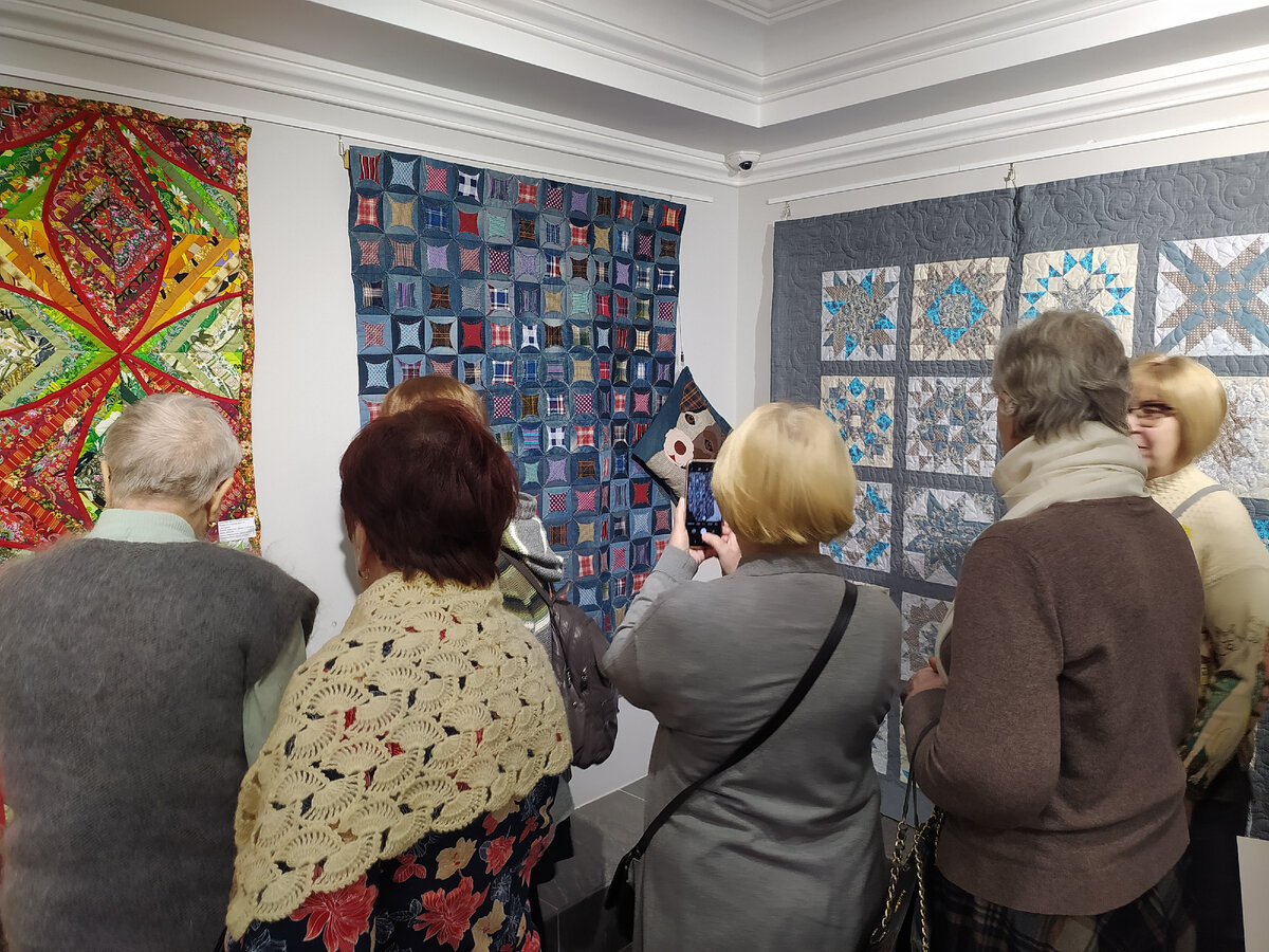 девушка в одеяле. девушка укуталась в одеяло. человек под одеялом. я укутался в свой краешек одеяла. девушка закутанная в плед.