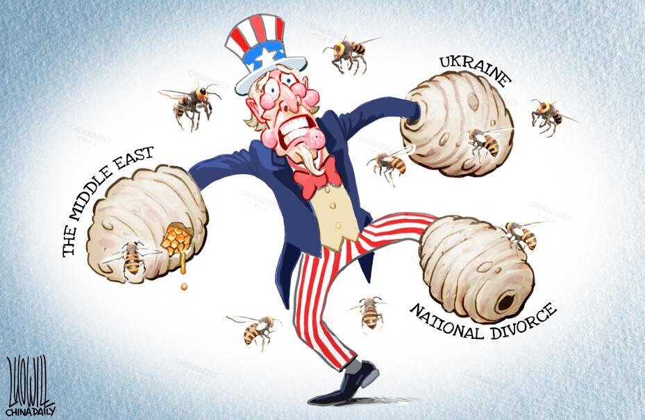 Sticking hand into the beehive Photo։ chinadaily.com / Luo Jie