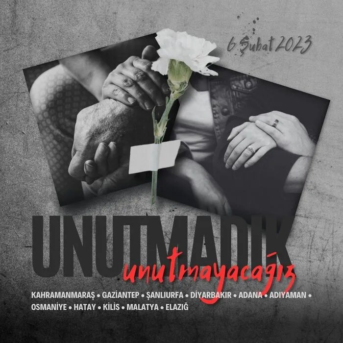 "Мы не забыли и не забудем" - надпись на плакате.