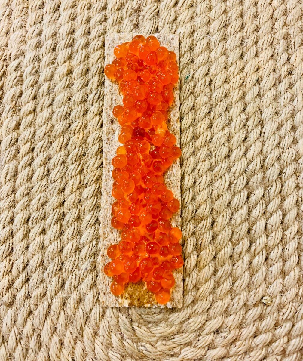 С икоркой - одно из любимых сочетаний. Не хватает творожного сыра