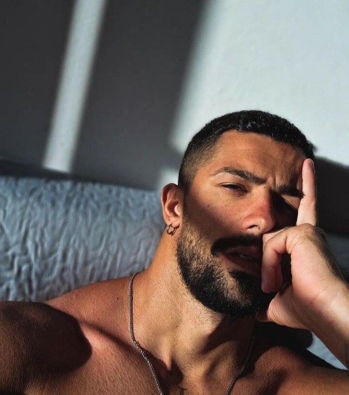 Красивая девушка с парнем. Любой девушке нравится. Разговор мужчины и женщины. Какие парни нравятся девушкам. Влюбленная пара.