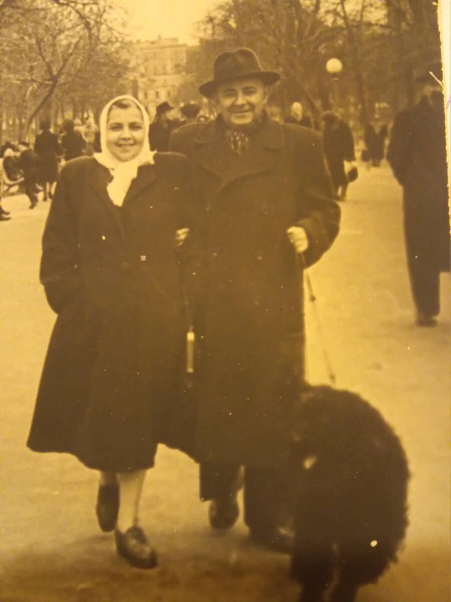 Бабушка и дедушка вышли из дома - углового с Малой Бронной - на прогулку по Тверскому бульвару с пуделем Нордом. Вдали виднеется памятник Тимирязеву. 1950 год. Из семейного архива Московских историй.
