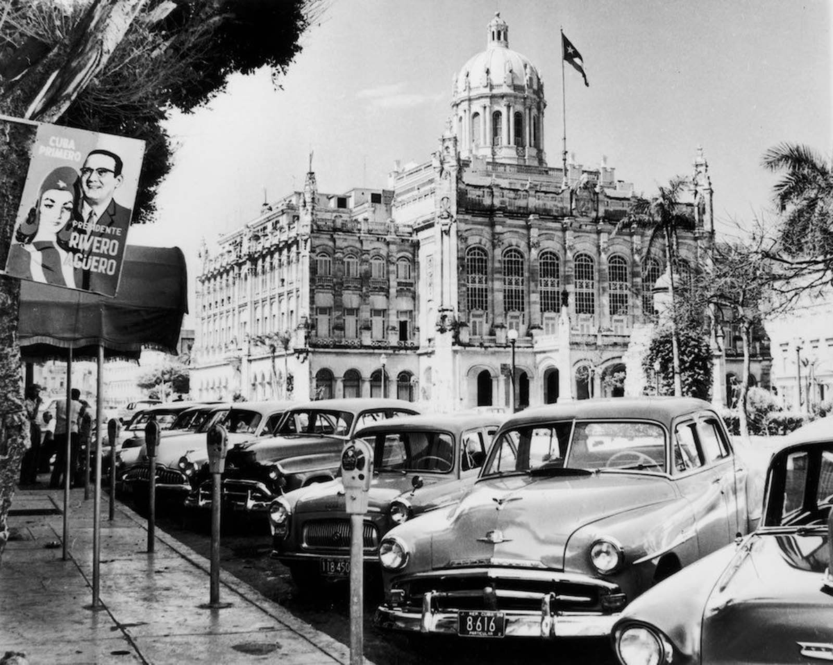 Дворец президента Батисты в Гаване и американские машины. 1958.