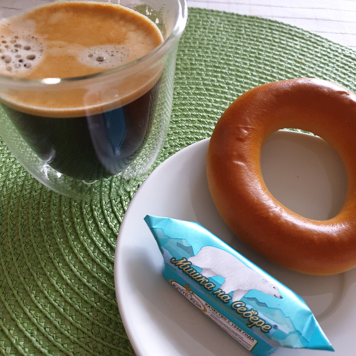 сервировка завтрака в отеле. завтрак с кофе. утренний завтрак. кофе в постель для любимой. завтрак.