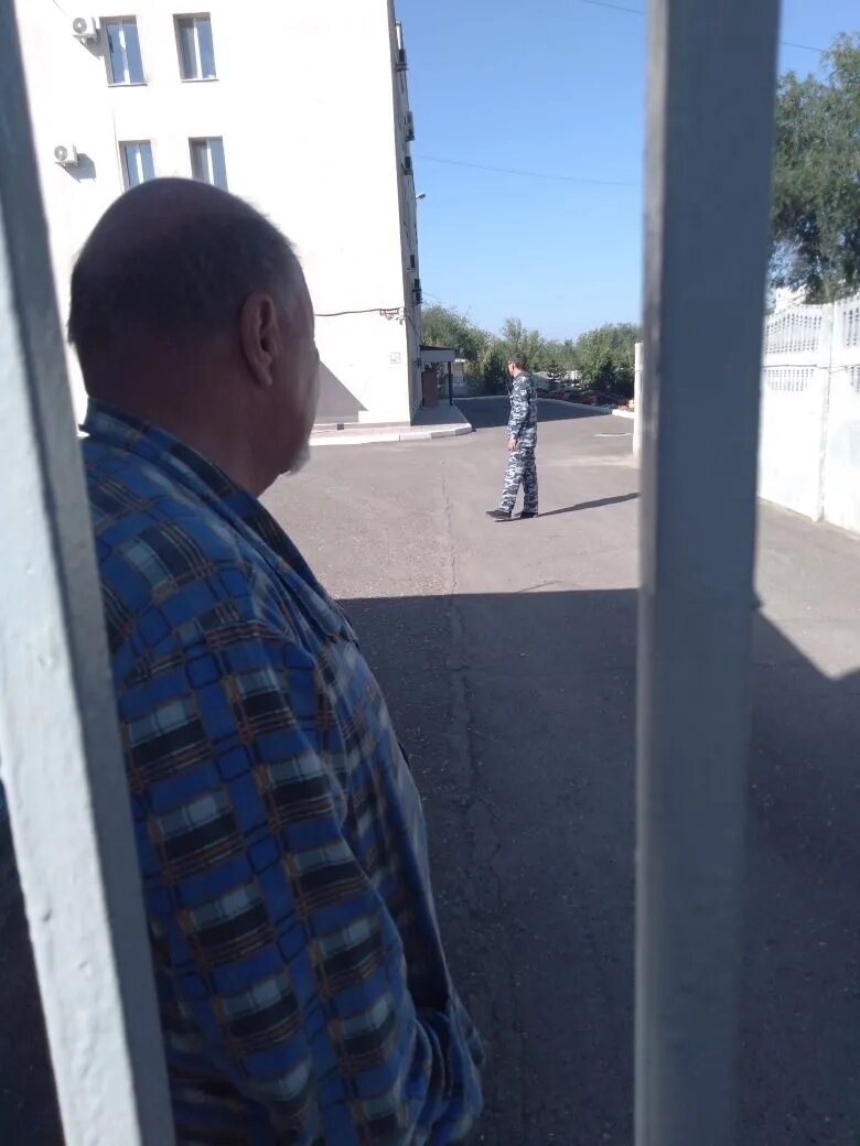 Первый месяц проживания в центре. Центр временного пребывания для людей попавших в трудную жизненную ситуацию. Помогают оформить инвалидность(ему продлить нужно), решить вопрос с жильём. 