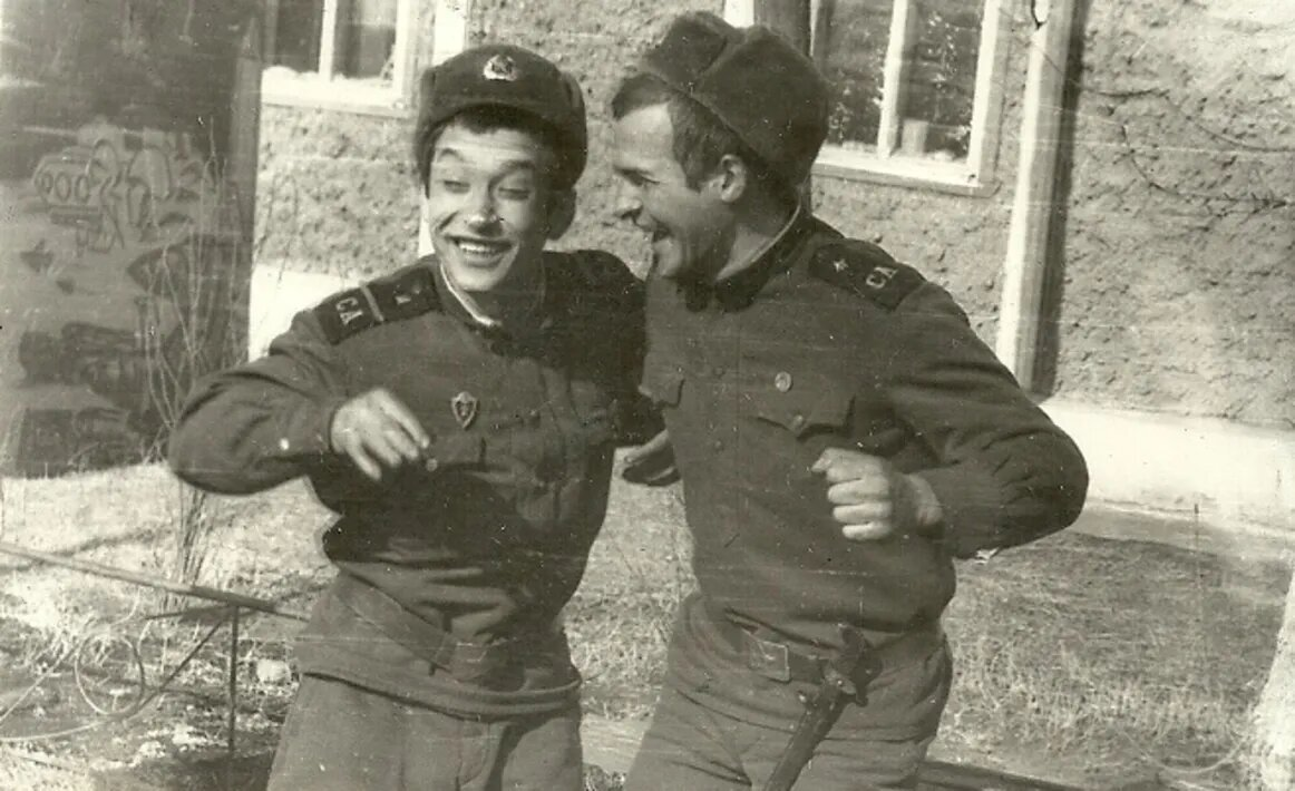 Служившие в стройбате. Деды в Советской армии. Солдат Советской армии. Дедовщина в Советской армии. Солдаты 70-х годов